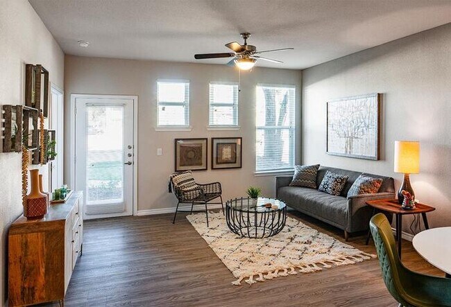 4611 N Interstate 35 Frontage Rd Austin, TX 78722 photo 5