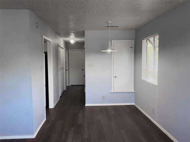 Affordable 2/2 in great location off of N Lamar. photo 5