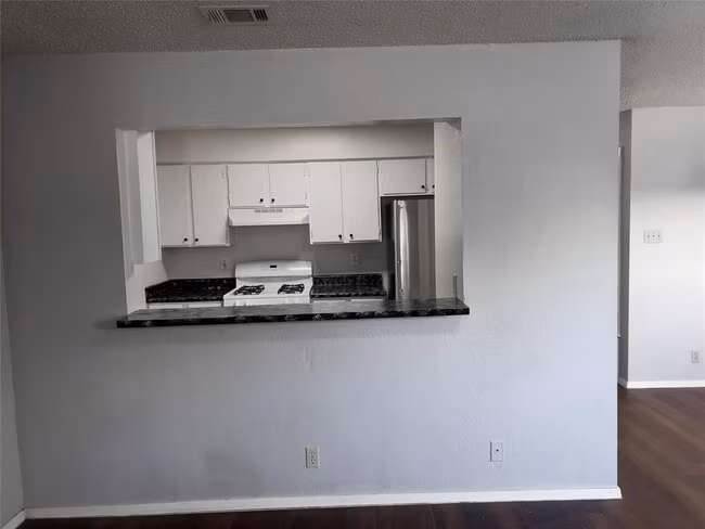 Affordable 2/2 in great location off of N Lamar. photo 4
