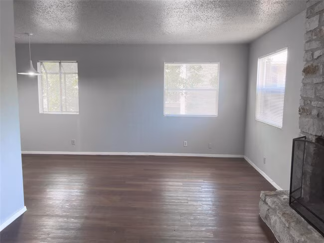 Affordable 2/2 in great location off of N Lamar. photo 3