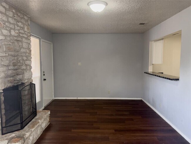 Affordable 2/2 in great location off of N Lamar. photo 2