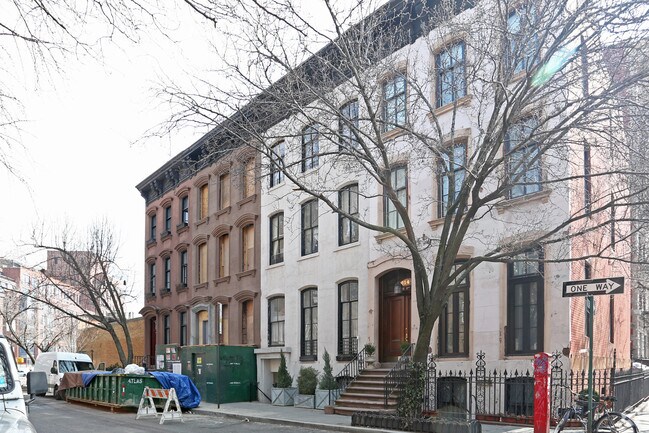 212 W 11th St New York, NY 10014 photo 2