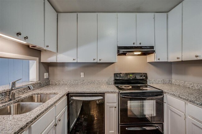982 S Weatherred Dr Richardson, TX 75080 photo 5