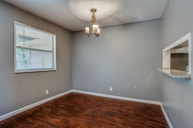982 S Weatherred Dr Richardson, TX 75080 photo 4