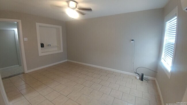 115 Caldwell St San Antonio, TX 78223 photo 2