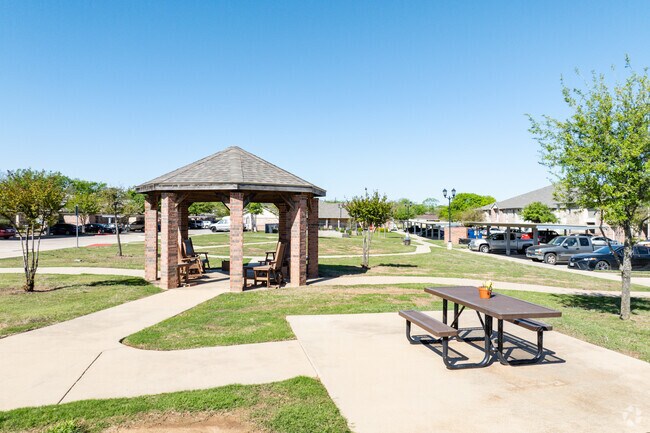 Oak Timbers Fort Worth South Apartments photo 2