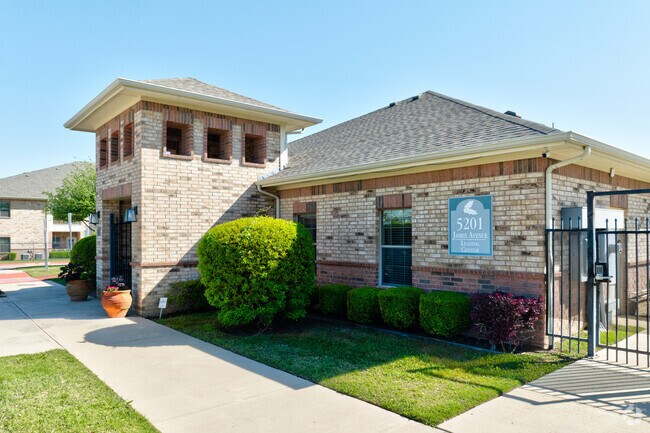 Oak Timbers Fort Worth South Apartments photo 4