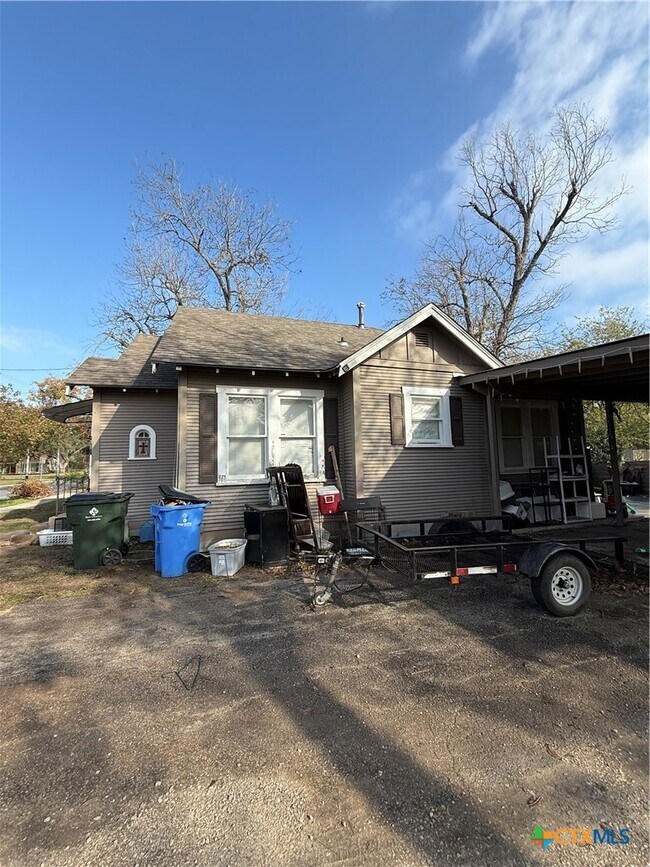 513 N San Marcos St Seguin, TX 78155 photo 4