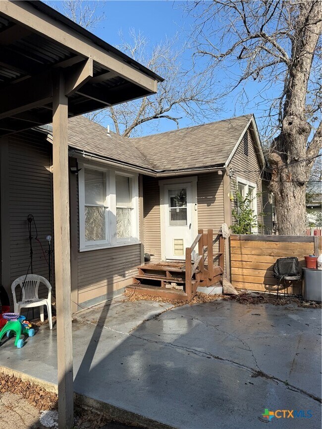 513 N San Marcos St Seguin, TX 78155 photo 3