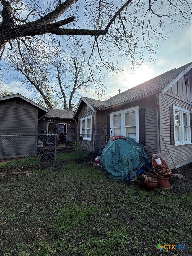 513 N San Marcos St Seguin, TX 78155 photo 2