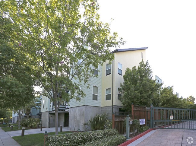 Lenzen Square Apartments photo 3