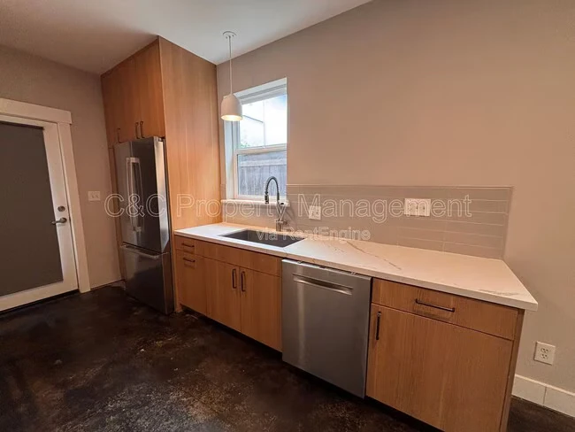 3214 Ettie St Oakland, CA 94608 photo 4