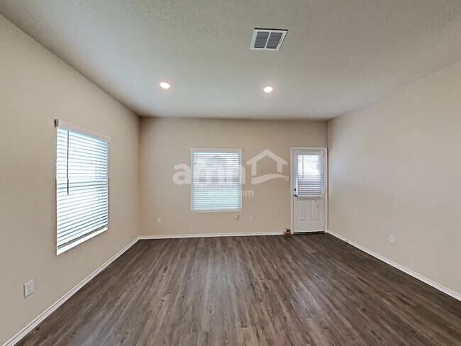 747 Red Barn Bnd New Braunfels, TX 78130 photo 4