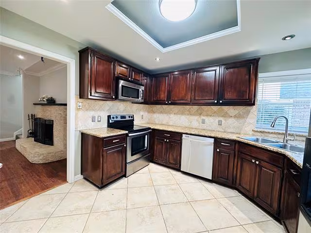 2032 Greenview Dr Carrollton, TX 75010 photo 5
