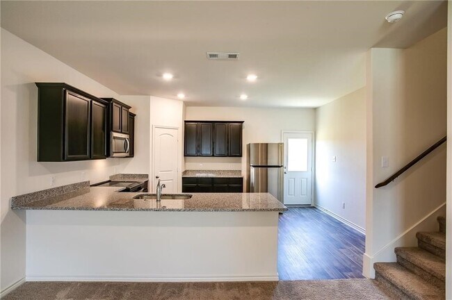 220 Sunnymeade Ln Jarrell, TX 76537 photo 4