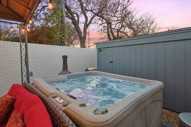 610 W Northgate Dr Irving, TX 75062 photo 3