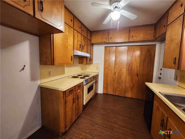 1274 Hillcrest Dr New Braunfels, TX 78130 photo 3
