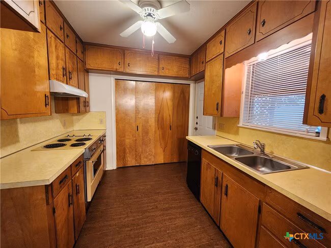 1274 Hillcrest Dr New Braunfels, TX 78130 photo 4