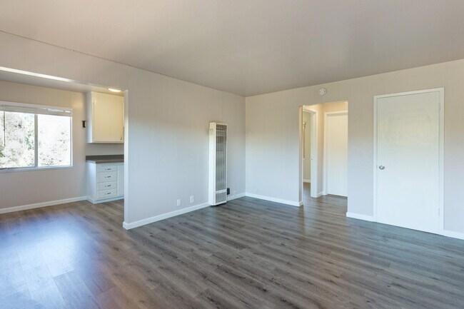 Dimond Ave photo 3