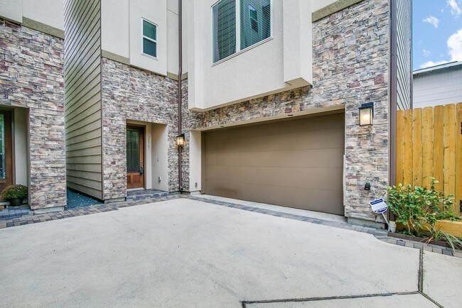 211 Avondale St Houston, TX 77006 photo 3