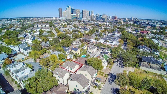 211 Avondale St Houston, TX 77006 photo 2