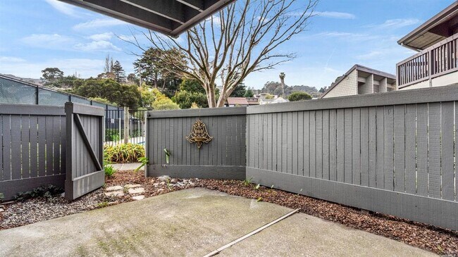 21 Cypress Pl Sausalito, CA 94965 photo 2