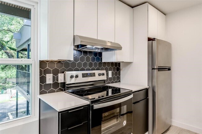 513 Pecan Grove Rd Austin, TX 78704 photo 4