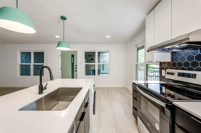513 Pecan Grove Rd Austin, TX 78704 photo 2