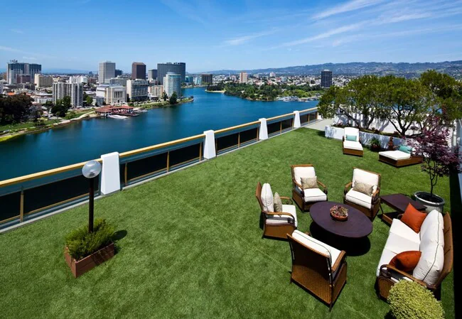 1200 Lakeshore photo 2