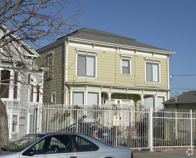 Center Street Apartments photo 4