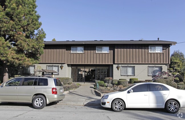 Pinehaven Garden Apartments photo 2