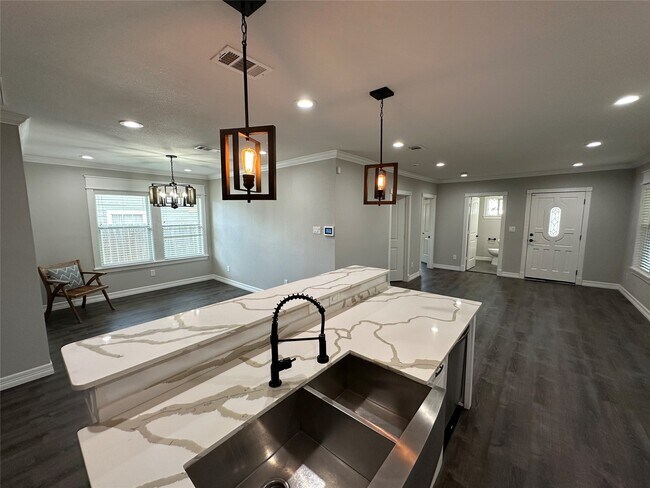 1405 Walton Street, Houston, TX 77009 photo 3