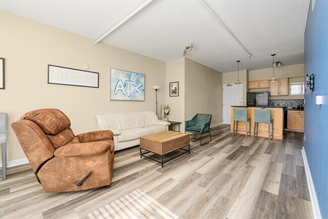 711 W 26th St Austin, TX 78705 photo 3