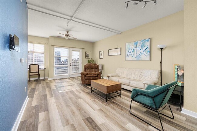 711 W 26th St Austin, TX 78705 photo 2