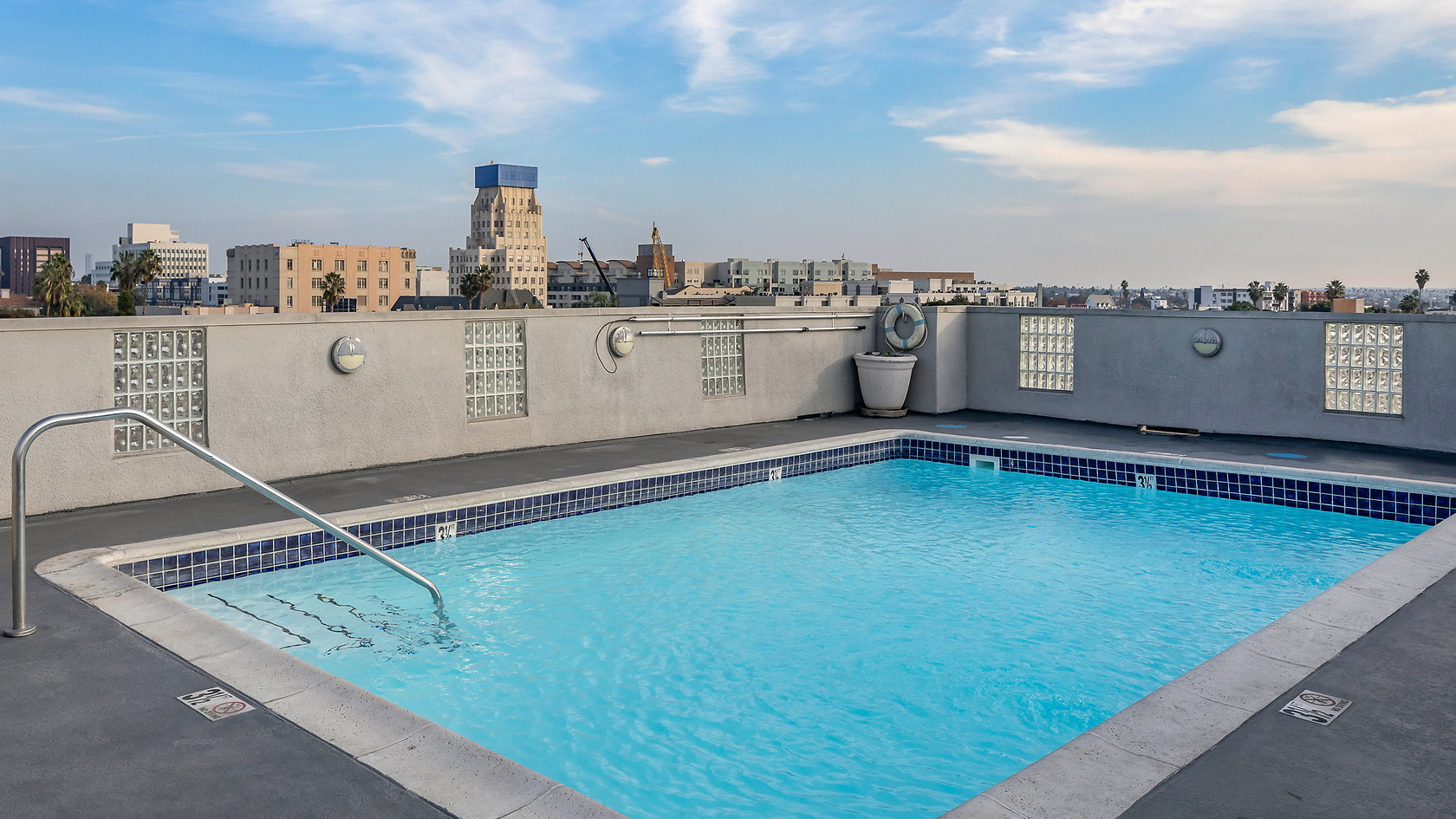 Essex Properties at Miracle Mile photo 2