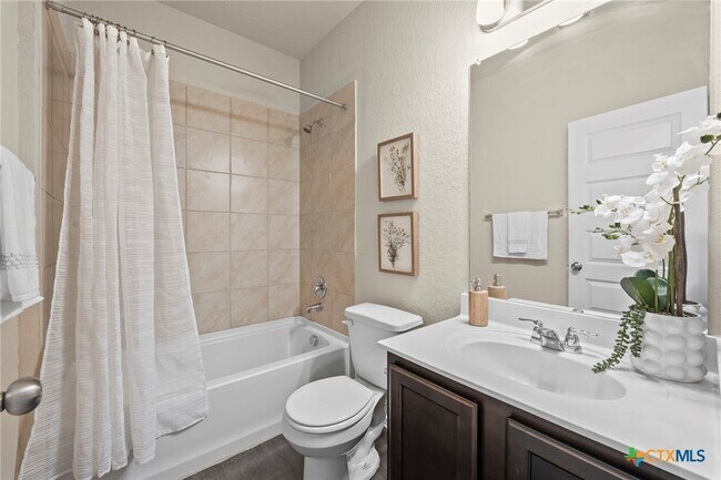 2429 Marty Way Seguin, TX 78155 photo 3