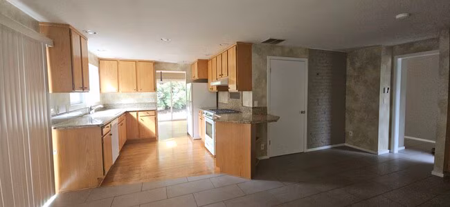16248 Northeast 29th Street, Bellevue, WA 98008 photo 2