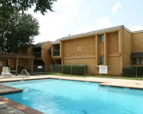 1200 Monterrey Blvd Euless, TX 76040 photo 2