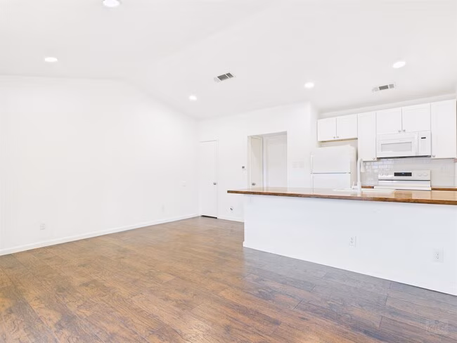 1303 Hollow Creek Dr Apt 2 photo 2