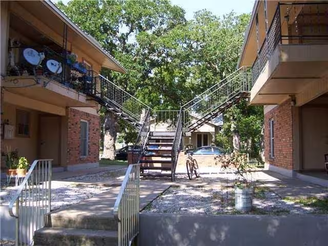 208 North Vandeveer Street, Burnet, TX 78611 photo 2