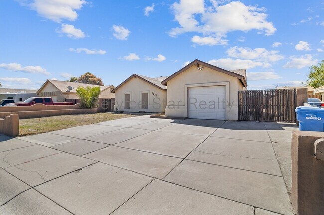 7737 West Hazelwood Street, Phoenix, AZ 85033 photo 2