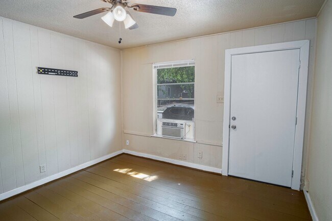 1319 Dawson St San Antonio, TX 78202 photo 4