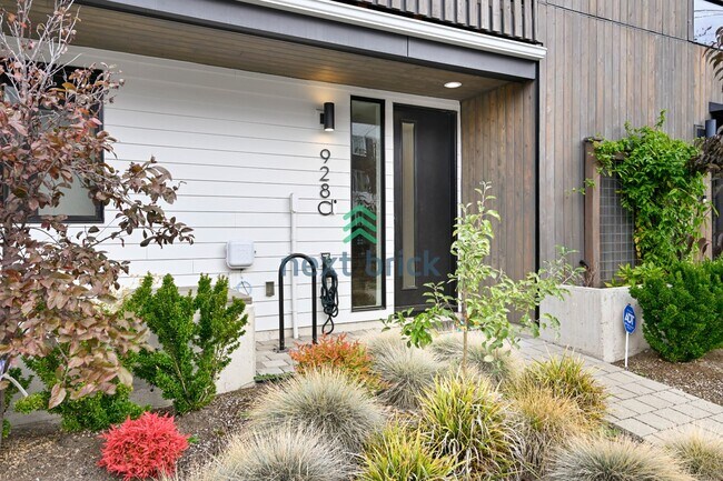 Beautiful 2 Bed 2.5 Bath Townhome for Rent photo 2