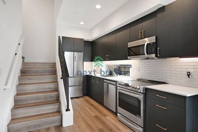 Beautiful 2 Bed 2.5 Bath Townhome for Rent photo 3