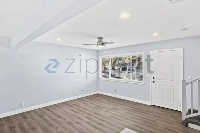 Unit Apt 2 photo 4