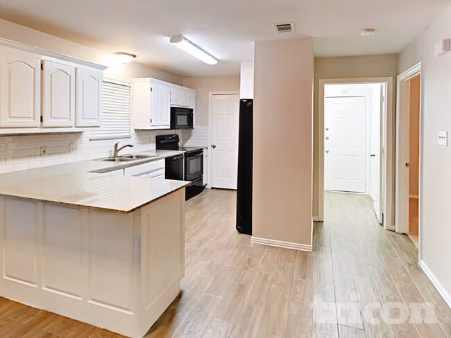 836 Greenridge Dr Arlington, TX 76017 photo 4