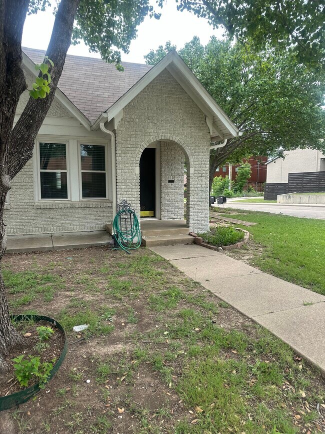 3819 Crestline Road, Fort Worth, TX 76107 photo 2