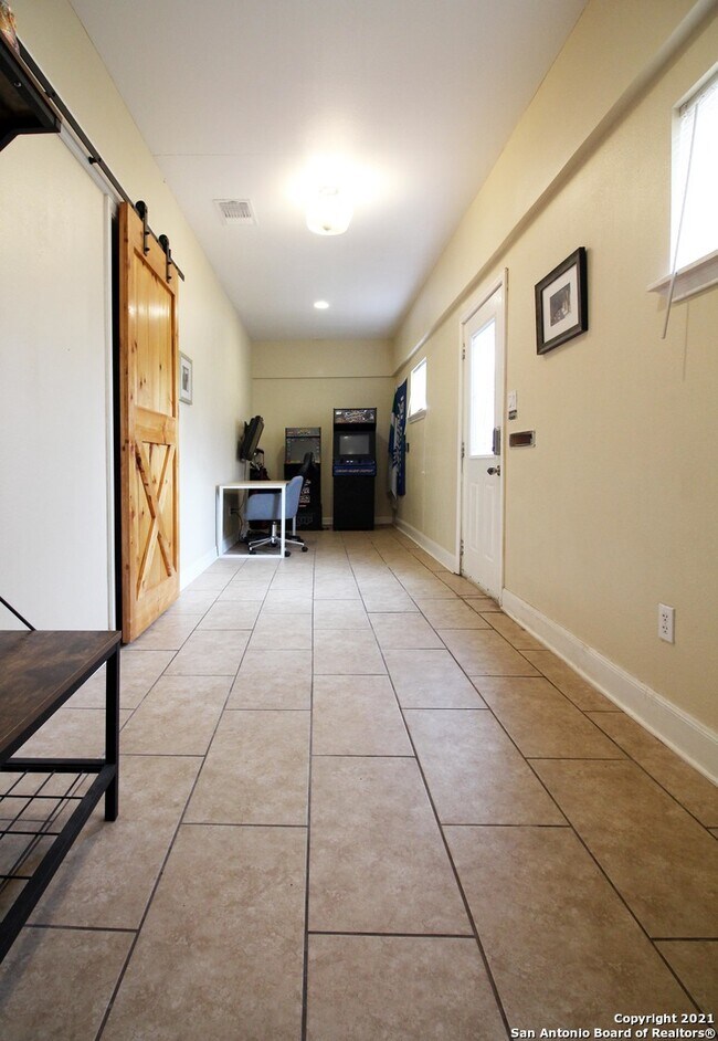 335 E Southcross San Antonio, TX 78214 photo 3