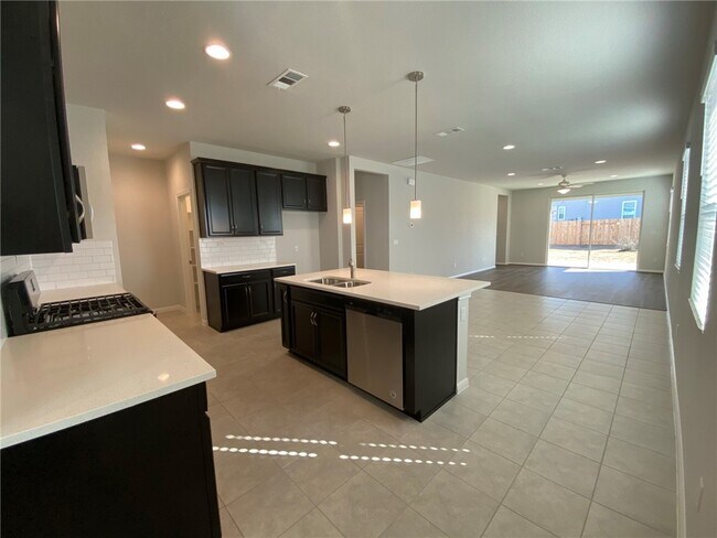 384 Gaida Loop Georgetown, TX 78628 photo 2