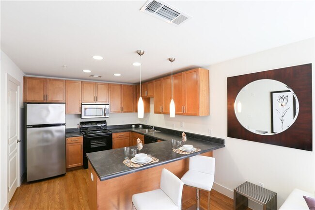 711 W 32nd St Austin, TX 78705 photo 3